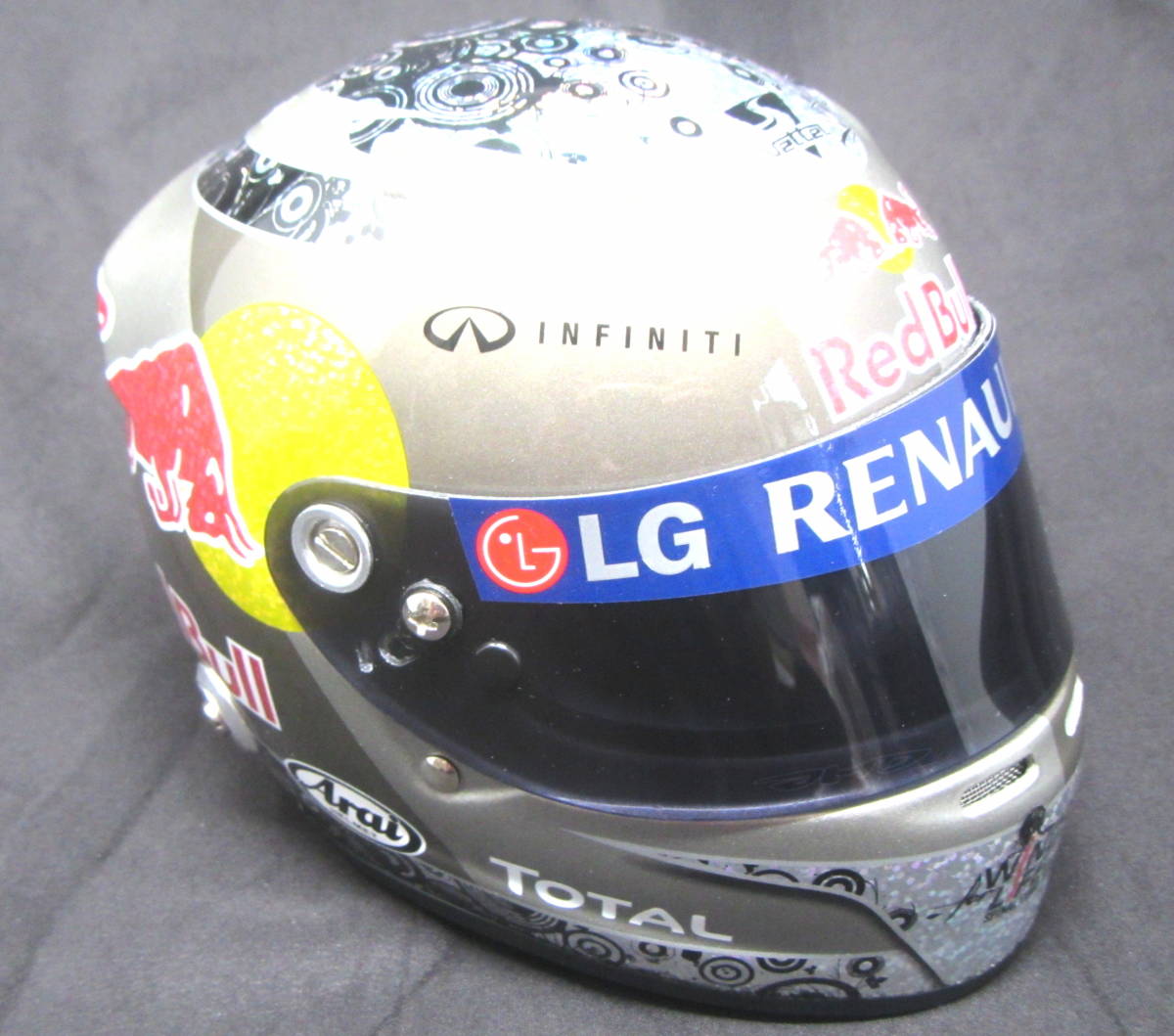1/2 Helmet 2010 LG Logo Decal for Vettel [LG2010]